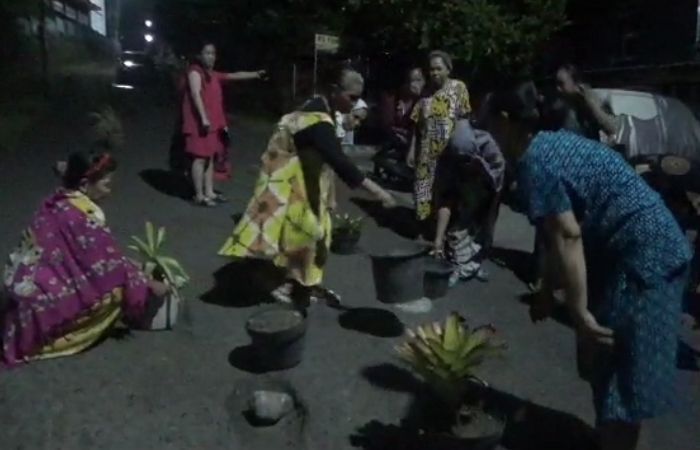Ras Terkuat di Bumi Beraksi! Emak-emak di Parepare Protes Jalan Rusak Pakai Pot Bunga