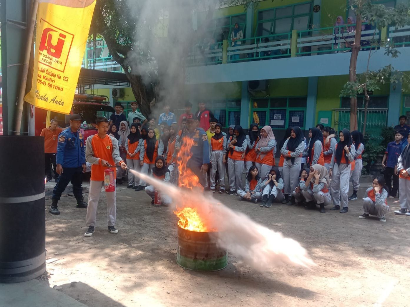 Petugas Damkar di Kediri Ajari Siswa dan Guru Mitigasi Bencana Kebakaran