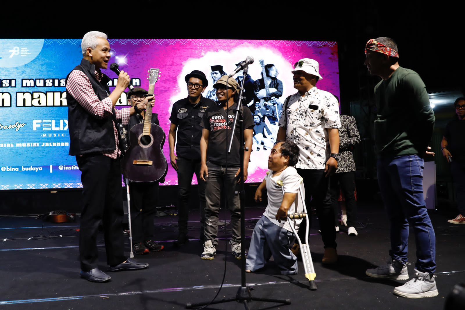 Jabatan Gubernur Berakhir, Ganjar Dikasih Kenang-kenangan Gitar Tua dari Pengamen Jalanan