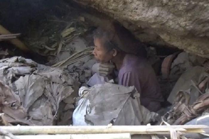 Miris! Layaknya Manusia Gua di Era Modern, Warga Bondowoso Ini Tinggal di Bawah Batu Bertahun-tahun