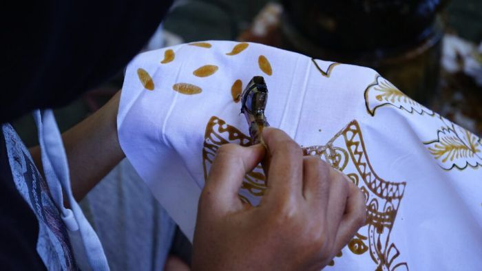 Melihat Keindahan Ecoprint Batik Motif Candi Jago, Pewarnaannya Masih Alami Banget