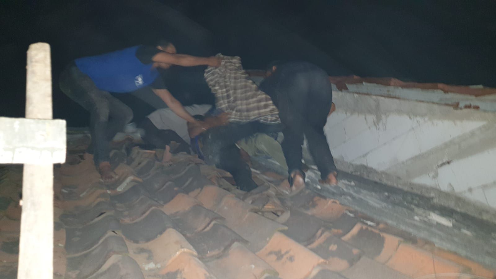 Cintanya Ditolak, Pria di Tangerang Nyaris Terjun Bebas dari Atap Rumah, Beruntung Digagalkan Polisi
