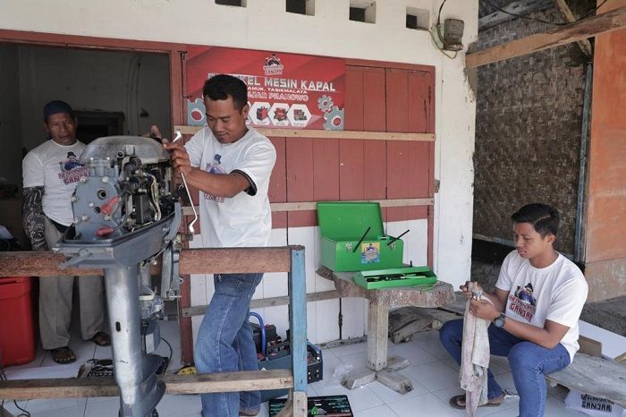 Bengkel Perbaikan Kapal di Desa Cimanuk Tasikmalaya Kembali Beroperasi Berkat Relawan Ganjar Lakukan Ini