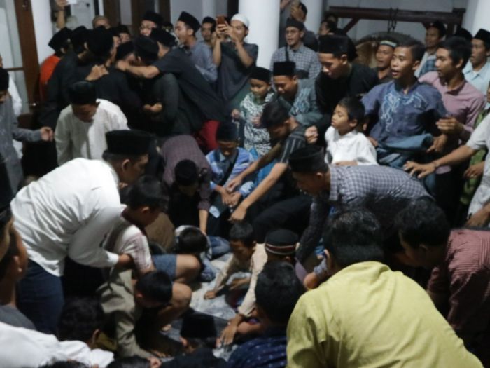 Tradisi Rebutan Koin, Semarakkan Maulid Nabi Muhammad di Kediri