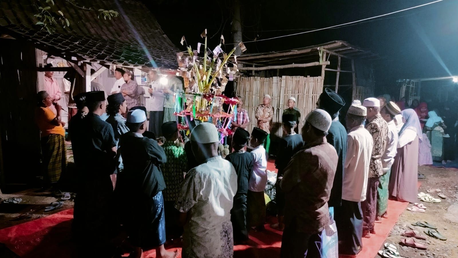 Tradisi Ancak Uang Warnai Peringatan Maulid Nabi Muhammad SAW di Probolinggo