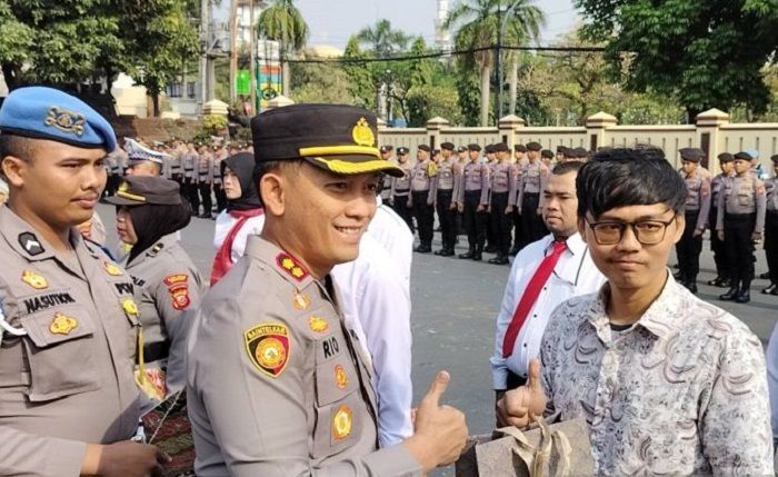 Gagalkan Pencurian Motor pas Mau Gadai HP, Pemuda di Bogor Dihadiahi Ponsel dan Ongkos Umroh