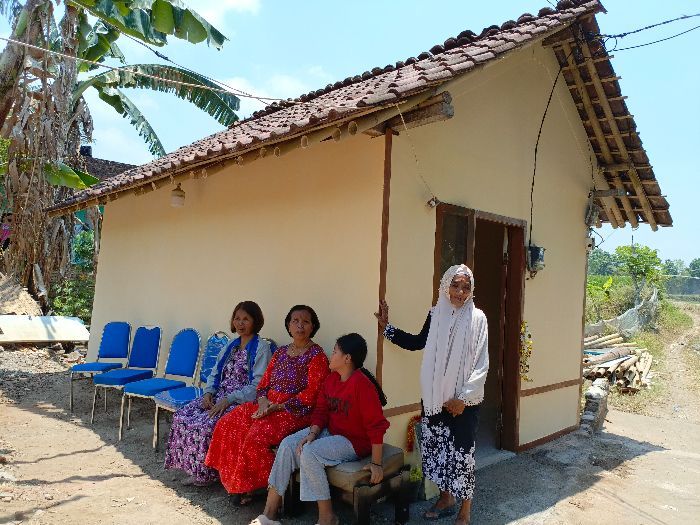 Tinggal di Rumah Reyot Sambil Jual Es, Nenek di Jember Tersenyum Lebar Setelah Dapat Bedah Rumah