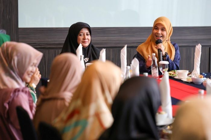 Nyai-Ning di Jabar Kagumi Pola Asuh Nyai Atikoh; Alam Ganjar Pandai Jaga Akhlak