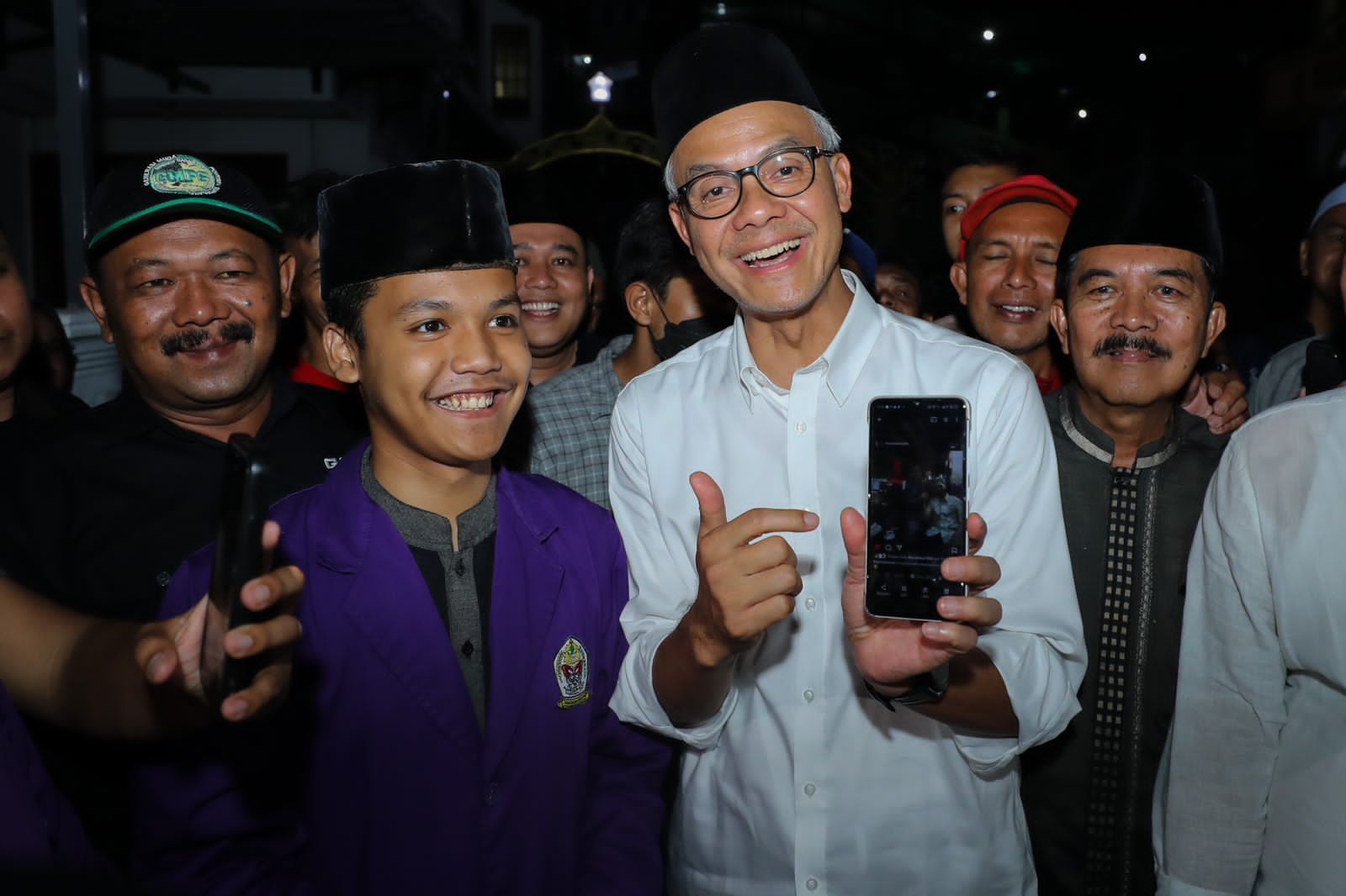 Ketemu Lagi, Seorang Santri Ponpes Suryalaya Nostalgia Foto Bareng Ganjar di Masa Kecil