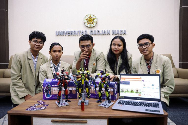 Keren! Mahasiswa UMG Buat Action Figure Gundam dan Transformers dari Limbah Korek Api dan Botol Plastik