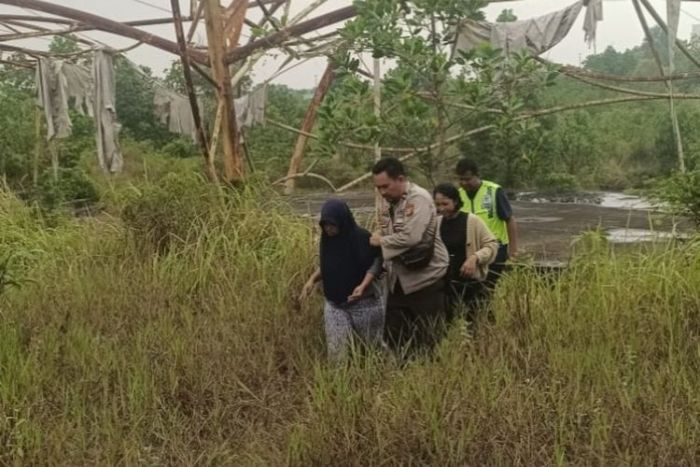 Demi Foto Estetik, Mahasiswi di Pekanbaru Dikejar Tawon Hingga Nyebur Danau