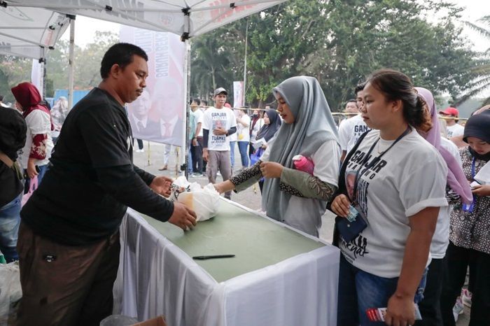 Dorong Kesajahteraan Buruh, Relawan Ganjar Gelar Bazar Murah di Subang
