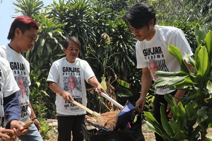 Aksi Tanggap Pemuda Mahasiswa Ganjar Diapresiasi Masyarakat Bersihkan Sampah di Kota Bandung