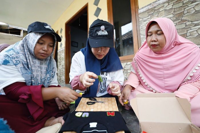 Ibu-ibu di Pasuruan Antusias Ikuti Pelatihan Bikin Kreasi Baju Anak dari Mak Ganjar Jatim