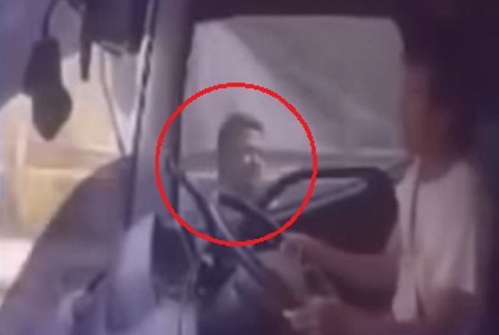 Niat Palak Truk, Preman Ini Malah Panik Gelantungan di Pintu usai Sopir Tancap Gas, Netizen: Biar Kapok