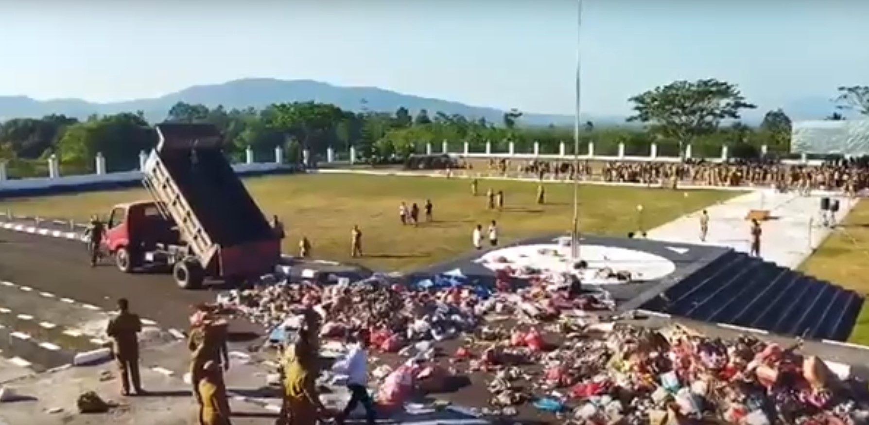Gaji 3 Bulan Tak Dibayar, Belasan Petugas Kebersihan Buang Tiga Truk Sampah di Halaman Kantor Bupati