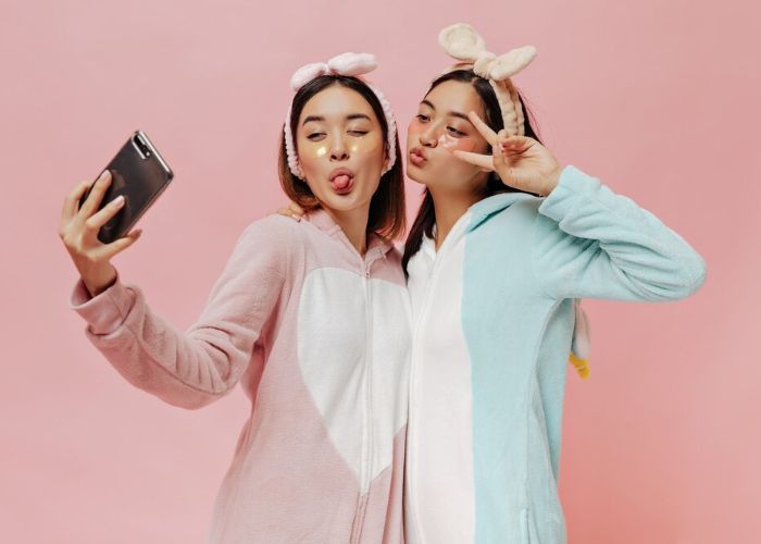 Selfie Ala Korea Jadi Tren Paling Hits di Kalangan Anak Muda, Pakai Aksesoris Lucu Biar Makin Kiyowo