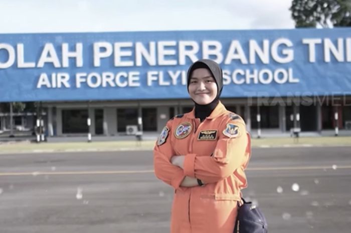 Bikin Bangga! Aisha Fathina Jadi Pilot Wanita Pertama Terbangkan Helikopter Kepresidenan RI
