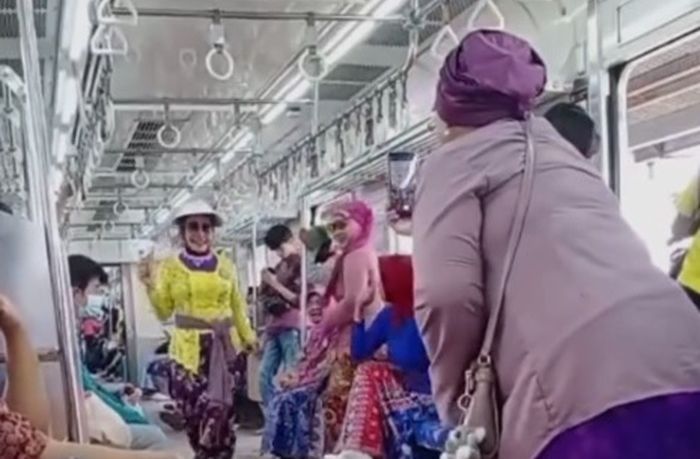 Viral Emak-emak Fashion Show di KRL, Tapi Kameramen Lupa Pencet Tombol Rekam
