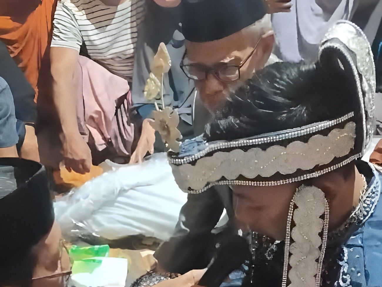 Sedih Banget! Pengantin di Kolaka Akad Nikah di Samping Jenazah Ayahnya