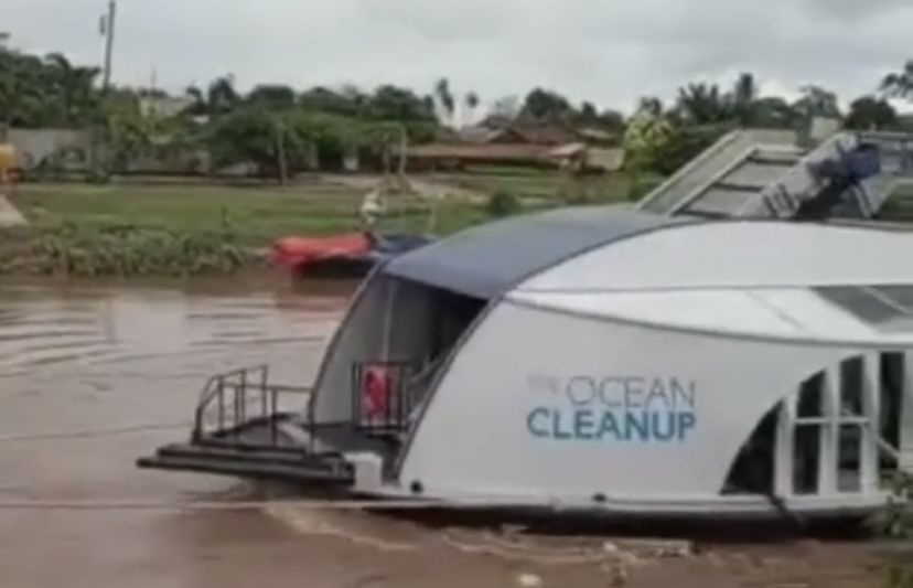 Akhirnya Kapal Pembersih Sampah dari Coldplay Tiba di Sungai Cisadane