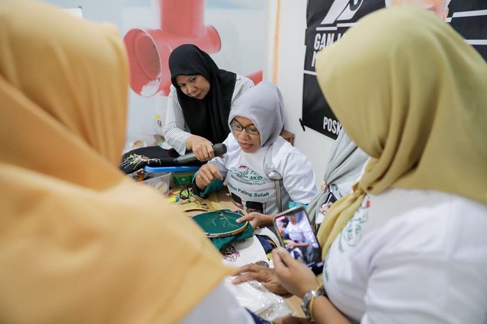 Relawan Ganjar-Mahfud Berdayakan Penyandang Disabilitas agar Makin Maju lewat Pelatihan Merajut di Lombok Tengah