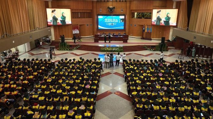Kisah Mbah Gimoen, Sopir Angkot yang Ngotot Kuliah hingga Lulus S1 di Usia 84 Tahun