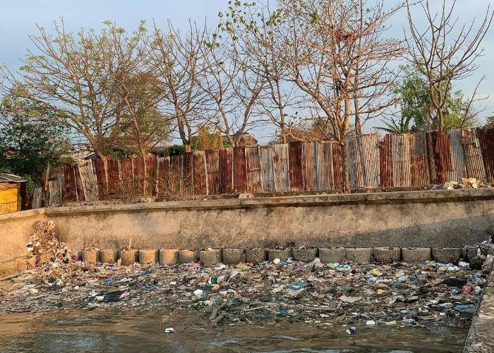 Miris Sekaligus Menjijikkan, Aneka Sampah Menumpuk di Tepi Laut Pelabuhan Talango Sumenep