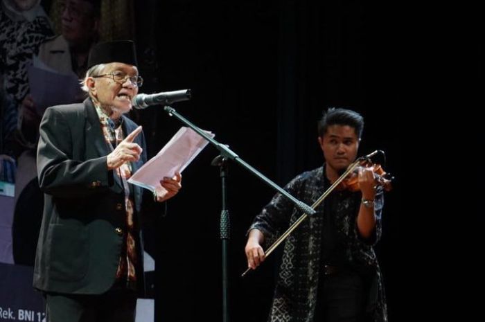 10 Puisi Karya Taufik Ismail tentang Perjuangan dan Cinta