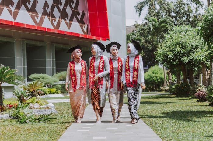 17 Caption Wisuda Bareng Sahabat, Biar Momen Kelar Kuliah Makin Nempel di Hati!