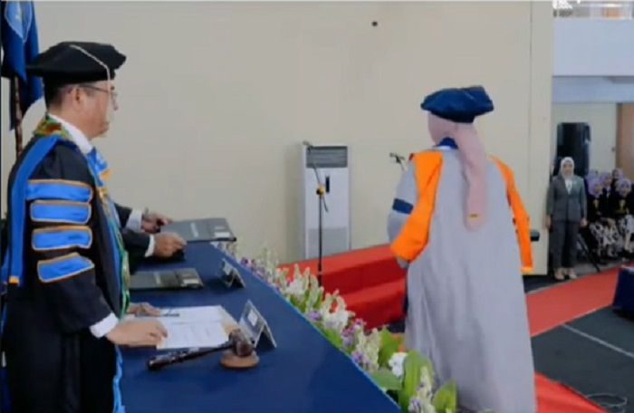 Momen Lucu Wisudawan Lupa Ambil Ijazah karena Asyik Pamer Jari buat Foto