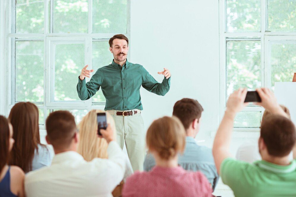 Rahasia Utama untuk Lancar dan Percaya Diri dalam Public Speaking