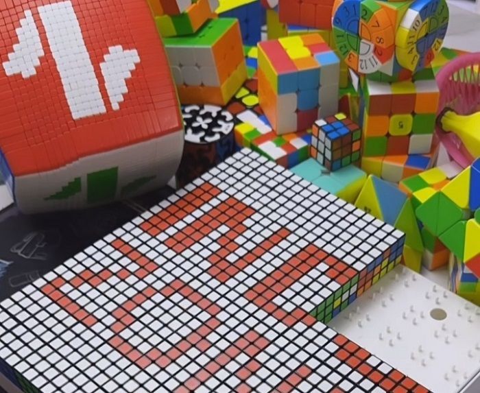 Creator Rubik Bikin Logo dan Nama Indozone dari Ratusan Rubik di Momen '5 Juta Followers Indozone'