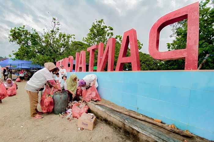 Gelar Aksi Bersih-bersih, Masyarakat di Pantai Banten Selatan Utarakan Harapannya di Tahun 2024