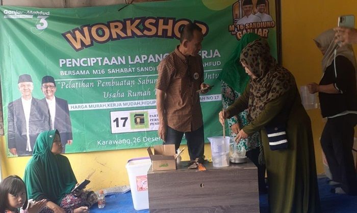 Relawan M16 Sahabat SandiUno For Ganjar Latih Ibu-ibu Berwirausaha Secara Rumahan