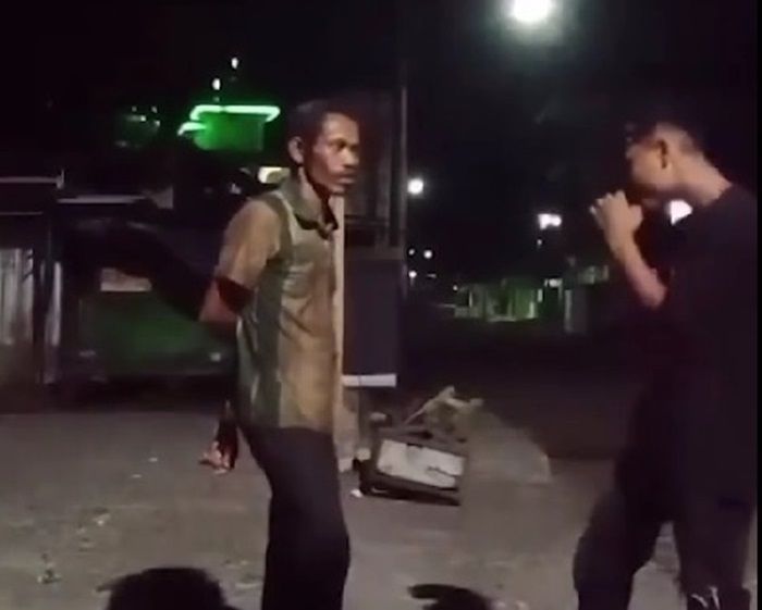 Parah Pria Ini Pukul ODGJ Padahal Tidak Mengganggu