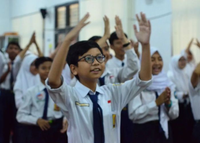 Jangan Langsung Beli Baru, Ini Tips Jitu Memutihkan Seragam Sekolah Berlabel Tanpa Pemutih