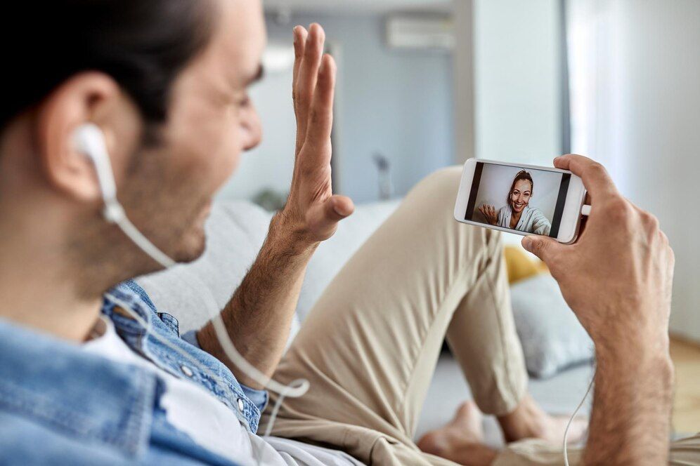 4 Perasaan yang Hanya Dipahami Pejuang LDR, Apa Kamu Juga?