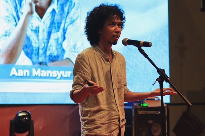 10 Kumpulan Puisi Karya Aan Mansyur tentang Cinta, Berkesan!
