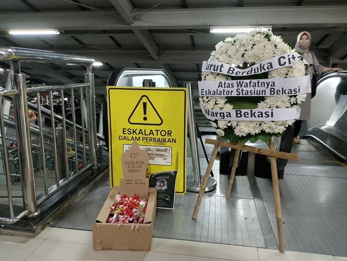 Tak Kunjung Diperbaiki, Pengguna Commuter Line Gelar Doa Bersama Memperingati 100 Hari Eskalator yang Mati