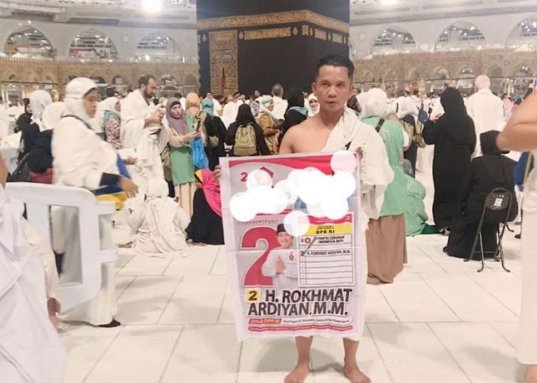 Viral Pria ini Kampanye di Depan Ka'bah Bawa Baliho, Netizen Pada Istigfar