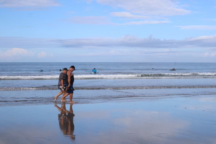 Ini Alasan Penumpang Pesawat yang  Transit di Bali Pilih Singgah di Pantai Kuta