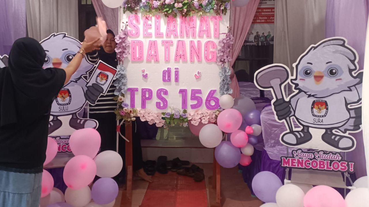 Unik! Warga Bekasi Timur Bikin TPS Bertema Valentine