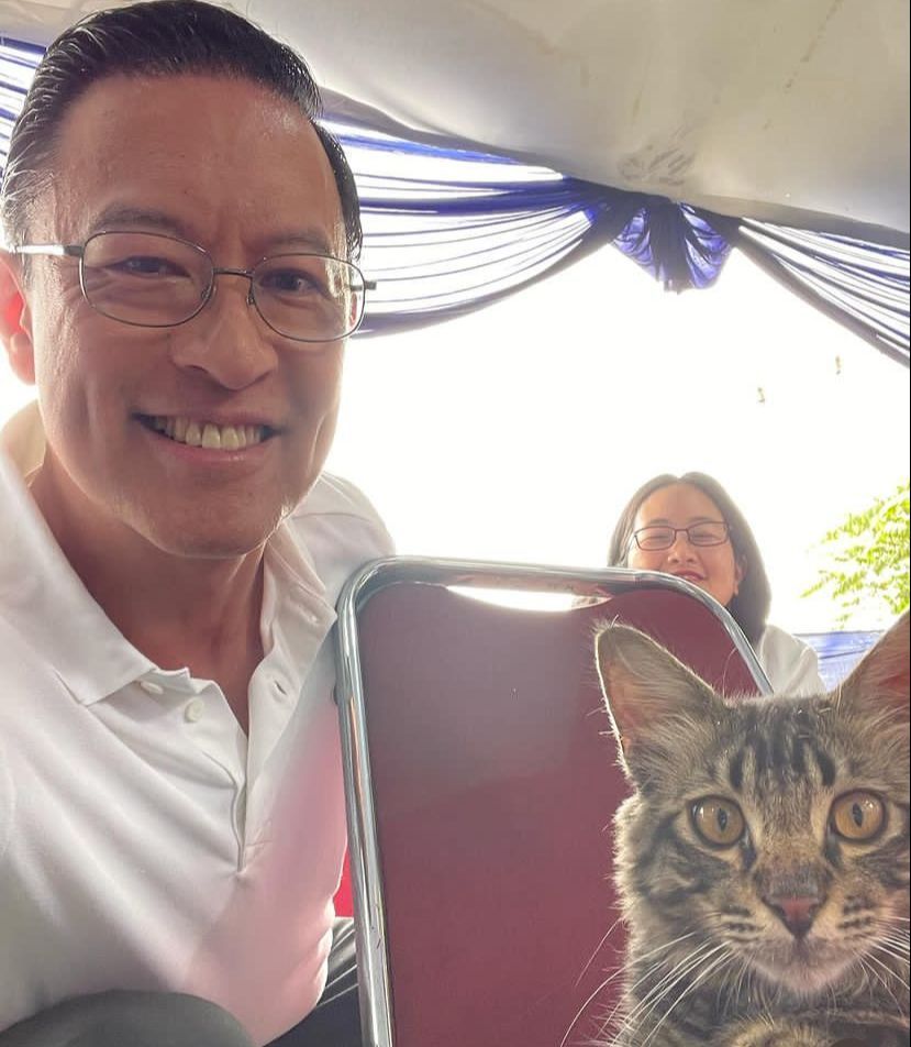 Moment Tom Lembong Diikuti Kucing Fox, Netizen: Mpusnya Mau Ikut Milih Abah!