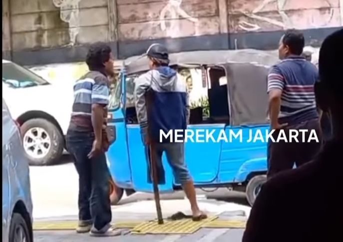 Viral Video Supir Bajaj Ribut dengan Tukang Parkir di Kemayoran, Polisi: Gegara Utang!