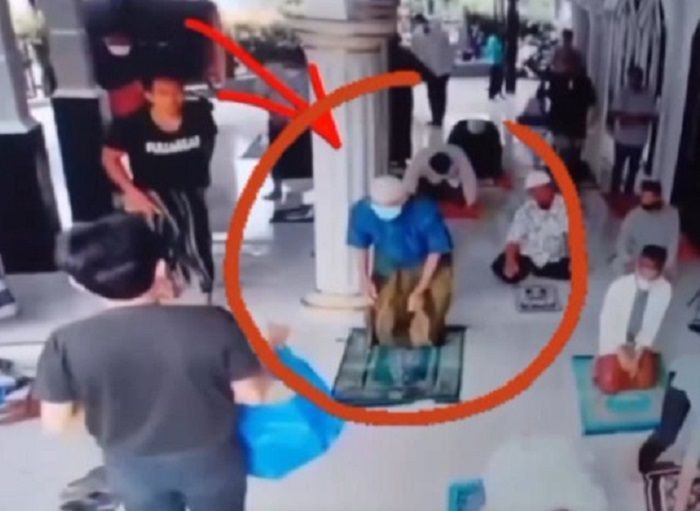 Viral Aksi Pria di Masjid Tinggalkan Salat demi Rebutan Nasi Kotak