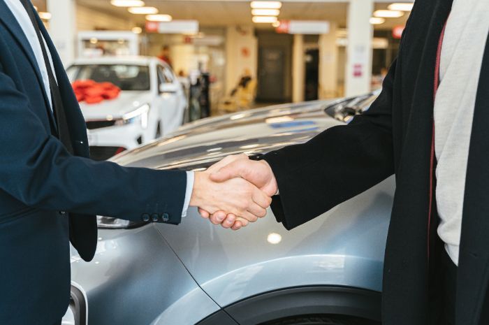 Gaji Sales Mobil, Job Desk, dan Tanggung Jawabnya Terupdate di 2024