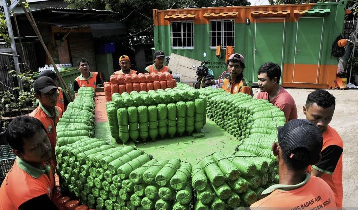 Dari Sampah Plastik Botol Jadi Perahu: Kreasi Petugas UPS Duren Sawit yang Menginspirasi