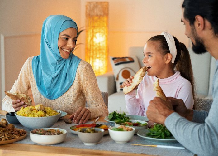 Bolehkah Mengonsumsi Makanan Berat Saat Buka Puasa? Begini Penjelasannya!