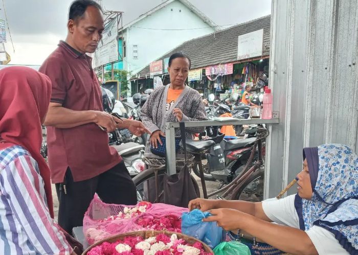 Tradisi Sadranan di Sleman dan Menjamurnya Pedagang Bunga Mawar Tabur Sambut Ramadan 2024